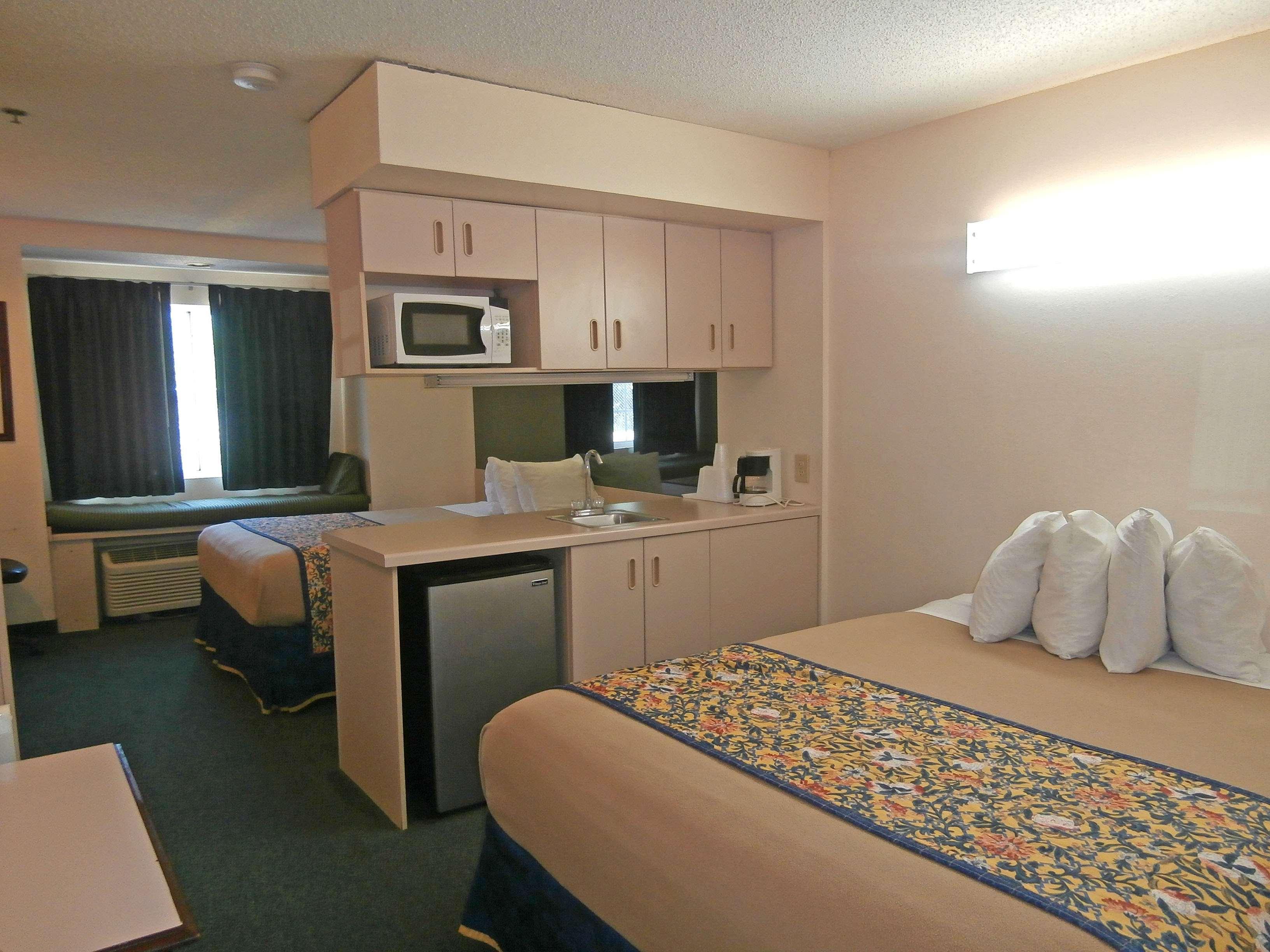 America'S Best Value Inn & Suites-МакДона Екстериор снимка