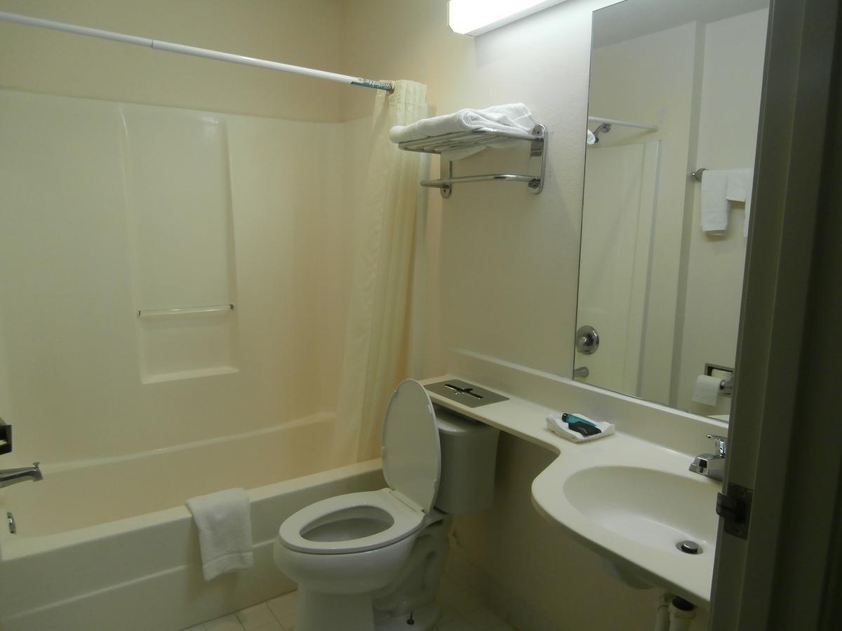 America'S Best Value Inn & Suites-МакДона Екстериор снимка
